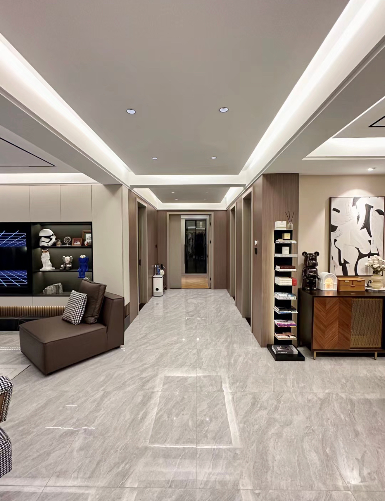 簡(jiǎn)約雅致的現(xiàn)代居所 無(wú)主燈照明與空間收納的藝術(shù)